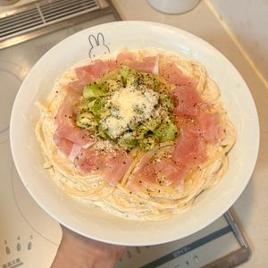 dora_の作ってみた!投稿(簡単あえてのせるだけ♡生ハムとアボカドのクリームチーズパスタ)