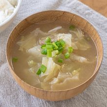 【ツナ缶で旨味アップ】甘くてほっこり！ツナとキャベツの味噌汁