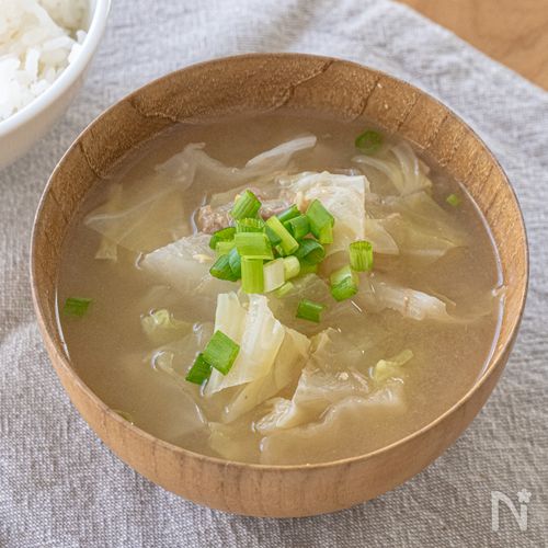 【ツナ缶で旨味アップ】甘くてほっこり!ツナとキャベツの味噌汁