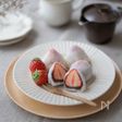 お餅でイチゴ大福。