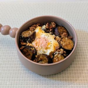 𝔂𝓾𝓶𝓲🍓の作ってみた!投稿(簡単で豪華見え！！なすとえのきとひき肉のカレー炒めの卵落とし)