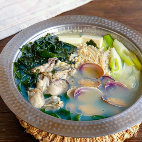 疲れも吹き飛ぶヘルシーなお鍋！貝とわかめのうまだし鍋