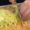 光の速さで米が消える。旨すぎる【ソース豚丼】の下準備