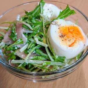 まゆのの作ってみた!投稿(半熟卵と水菜と生ハムの《シーザーサラダ》)