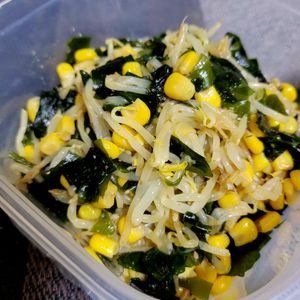 ヴェルの作ってみた!投稿(味噌ラーメン風《もやし♡にんにく味噌サラダ》)