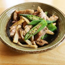 鶏肉とおくらときのこの炒め物