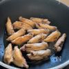ご飯もお酒も進む!フライパンで簡単【手羽中の甘辛チキン】の工程2