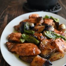 【ごはんがすすむ】なすと鶏むね肉のコク味噌炒め