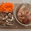 包んで蒸すだけ♩鶏舞茸のホイル蒸しの工程1