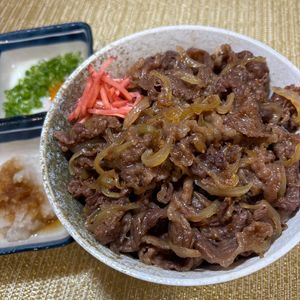 楽ラク手抜キッチン🐶🐾の作ってみた!投稿(旨味凝縮♪味変しながら楽しむ『絶品牛丼』)