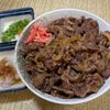楽ラク手抜キッチン🐶🐾の作ってみた!投稿(旨味凝縮♪味変しながら楽しむ『絶品牛丼』)
