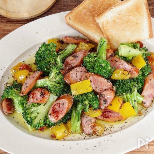 お酒に合う！お野菜とウインナーのアヒージョ風炒め