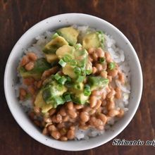 朝食にピッタリ！～アボカド納豆のっけごはん～