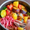 トマトで煮込む夏野菜肉じゃがの工程4