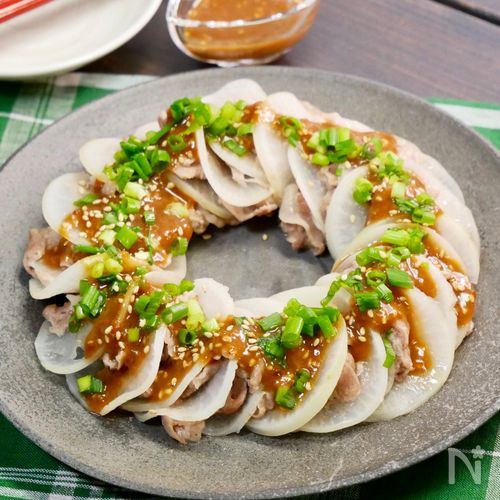 大根と豚肉のリース蒸し♡重ねて蒸すだけ