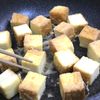 外はカリッと！絹厚揚げのたこ焼き風の工程2