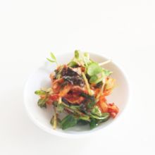 キムチと豆苗の中華風和え物