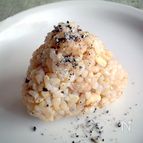 ゆかりで爽やか♡大豆とクルミの玄米おむすび