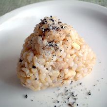 ゆかりで爽やか♡大豆とクルミの玄米おむすび