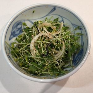 ゆみ棒ちゃんの作ってみた!投稿(切って和えるだけ！豆苗と新玉ねぎの塩こんぶサラダ)