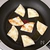 餃子の皮で♡トルティーヤチップス風おつまみ♩簡単!爆食い必至の工程2