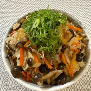 楽ラク手抜キッチン🐶🐾の作ってみた!投稿(旨みが溢れる！【ツナときのこの塩昆布炊き込みご飯】)