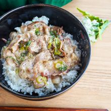 レモンでさっぱり！簡単やみつき塩だれ豚丼