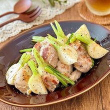 ごはんにもお酒にも♩鶏肉とかぶのうま塩炒め