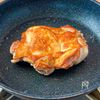 焼いてかけるだけ◎濃厚【明太バターチキン】の工程2