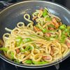 がつんとウマい！【ベーコンとピーマンのガリバタ焼きうどん】の工程4