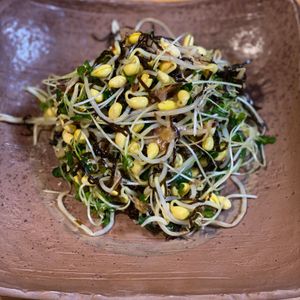 omochiママの作ってみた!投稿(5分で完成！もやしと貝割れと塩昆布のおかかサラダ)