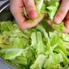 抱えて食べたい♩春キャベツとアボカドのしらすサラダの工程1