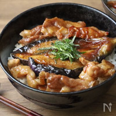 【なすの蒲焼き丼】とろとろなすと豚こまが相性抜群！