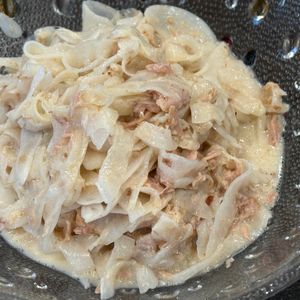とーるじーじの作ってみた!投稿(子供も爆食い😳‼︎『ツナ胡麻オニオンサラダ』一玉ペロリ♡)