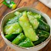 【かち割りきゅうりのにんにくレモン塩】叩いて揉んで出来上がり