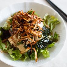 『豆腐とわかめの中華風サラダ カリカリごぼうのせ』