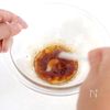 【3分で濃厚おつまみ】卵黄が絡む!アボカドのユッケ風の工程2