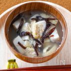 油揚げときくらげのごま味噌汁