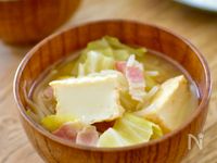 [厚揚げとベーコンの野菜たっぷり味噌汁]ボリューム満点！