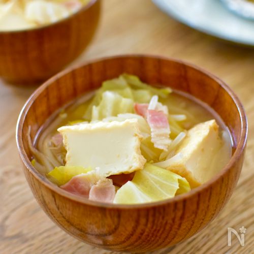 [厚揚げとベーコンの野菜たっぷり味噌汁]ボリューム満点！