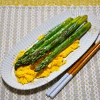 大きいアスパラのバターソテーとスクランブルエッグ