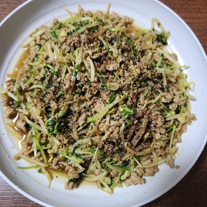 とももの作ってみた!投稿(節約おかず《もやしと豆苗♡カレーそぼろ炒め》)