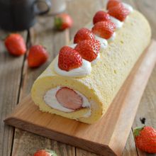 いちごのロールケーキ。別立てでふんわり！春らしいスイーツ♪