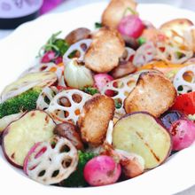 根菜たっぷり！シーザードレッシングで食べる贅沢なグリルサラダ