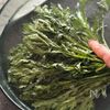 春菊と舞茸のベーコンの冬のサラダの下準備