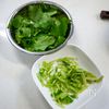 三つ葉たっぷりで作る「カニカマ素麺炒め」の下準備
