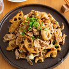 『れんこんと豚肉の甘辛香味炒め』ご飯が進む！白ねぎの風味も◎