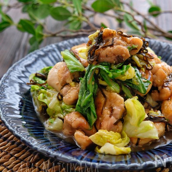 ＊鶏肉とキャベツのにんにく塩昆布炒め＊