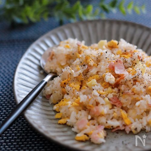 3分で完成!爆速めちゃ旨【和風ベーコンエッグチーズ混ぜご飯】