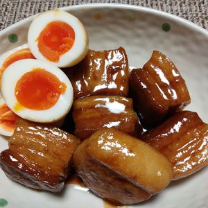 よっこの作ってみた!投稿(〈ワンパン豚の角煮〉ひと工夫で油っぽさ激減！工程2つで激うま)